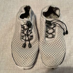 ZHUANGLIN WATER SHOES (39) which is an 8. Light gray with black trim.Very lite